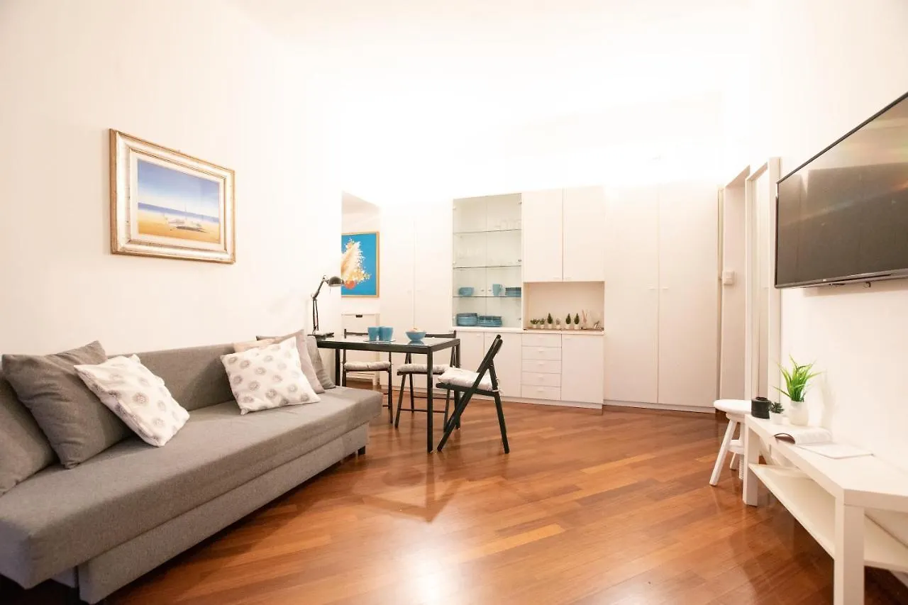 I Host Apartment - Bazzini 9 Milan 0*,  Italy